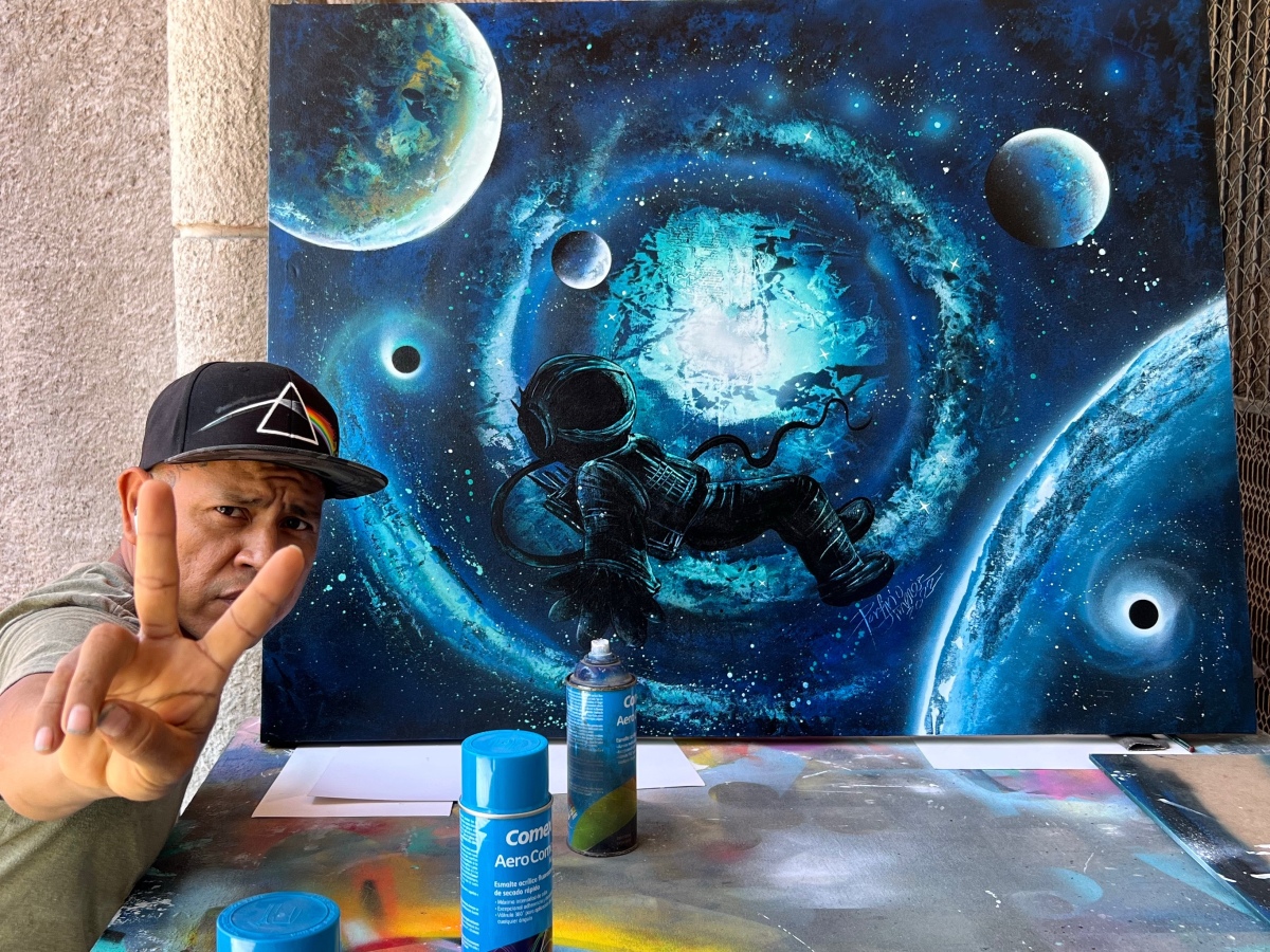Astronaut spray painting